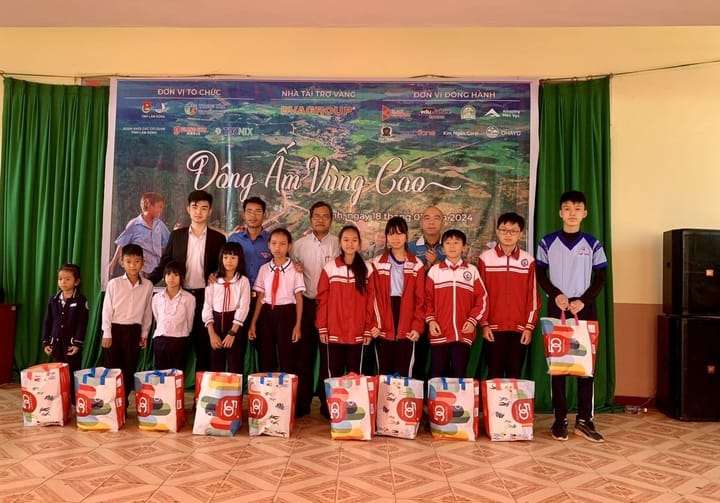 Ban tổ chức tặng quà cho các em học sinh có hoàn cảnh khó khăn tại thị trấn Di Linh, xã Gung Ré và xã Đinh Lạc, huyện Di Linh