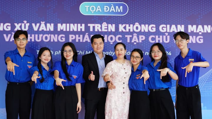Các bạn sinh viên hào hứng check-in cùng CEO của TekNix Corporation